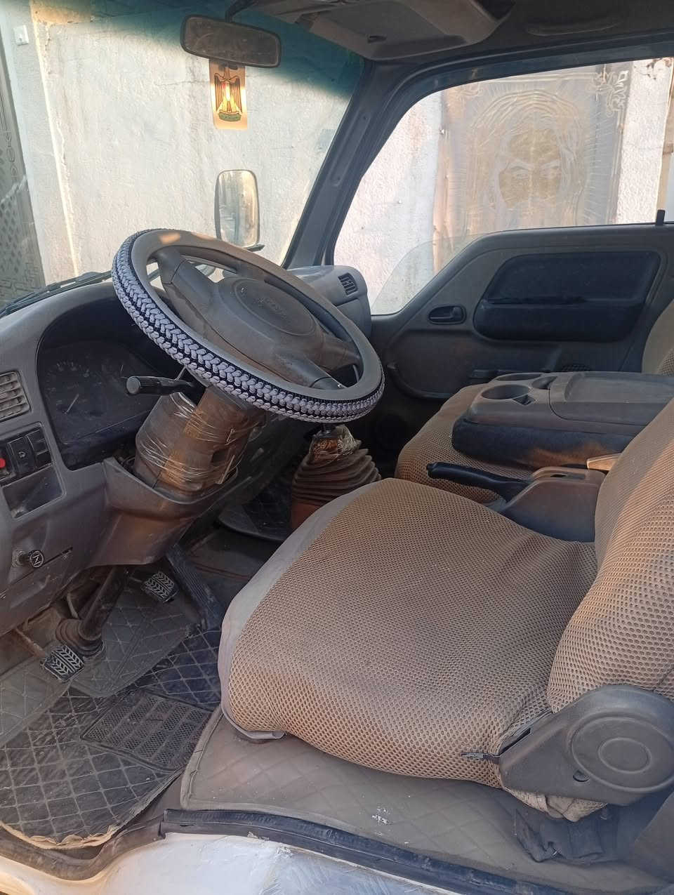 سلام عليكم كيا حمل البيع أم عيون موديل 2001رقم بغداد مشروع وطني مكينه وكير واكسل وحداديه وشاصي و كهربائيات وكفالة عامه وصبغ قليل عنوان بغداد شماعيه والاستفسار على هاذا رقم ***********.  وسعر 75ورقه
