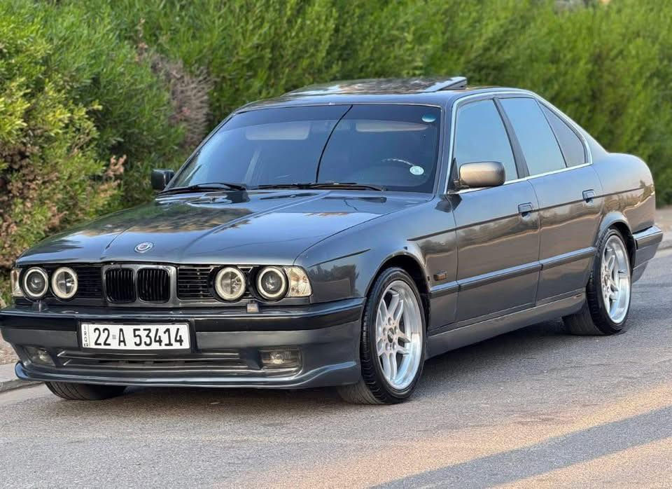 بي ام 525 بليته وسنويه موديل 1990 رقم اربيل دولي سنويه ساقطه قبل شهر شرط التحويل محرك مسكر 
السياره مصبوغه عام جماليه محرك كير شرط 
تبريد شغال 
كهربائيات كلها شغاله 
غرفه تخبل 
ويل M
لايتات سوار زينون عالي ناصي 

السعر 67 وبيها مجال 
للاتصال
***********
