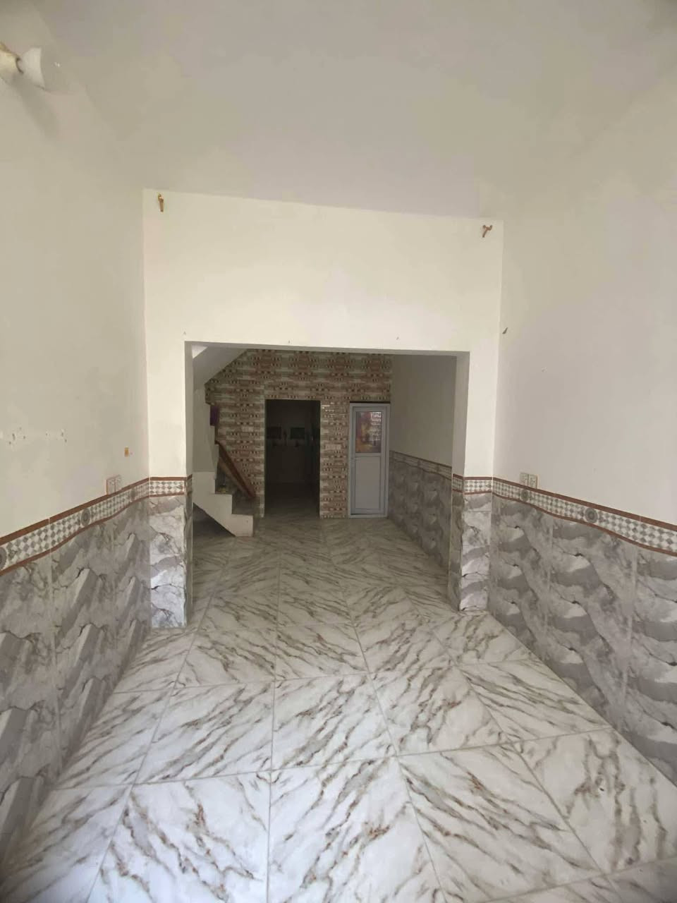 بيت للايجار خلف مرقد الحر 50 متر طابقين الطابق الاول استقبال مفتوحه على صاله ومطبخ وحمام الطابق الثاني غرفتين وحده جبيره وحده صغيره ايجار 250 للاستفسار ***********
