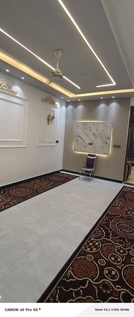 السلام عليكم بيت للبيع المساحه ١٧٥ متر الواجهيه ٨ بالنص يفتح ٩ ونص متر يتكون من غرفتين وكليدور وصاله ومطبخ  و مجمعين صحيات بيت متعوب عليه بيت درجه اوله العنوان شارع ٨٠ شارع شريفه الجديد مقابيل الملعب الخماسي  الشراي يتصل علئ الارقام *********** او *********** 
مكتب القمة
