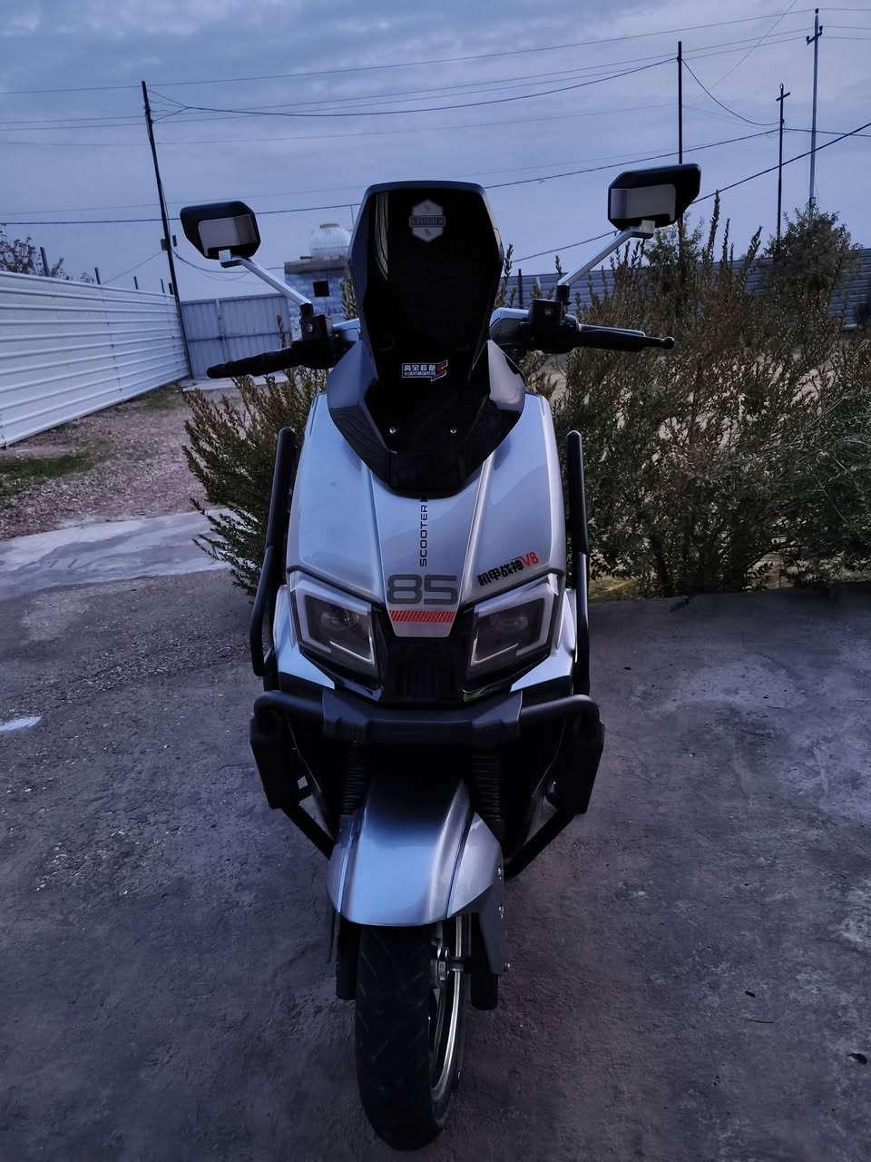 سلام عليكم لبيع دراجه صاعقه بمواصفات عالميه دراجه قويه الئ درجه ورزنه حيل وشكلها كلش فخم وحلو وتجي بطاريتها مسطره 72v وملف ٢٠٠٠ واط وسرعه ٨٠-٨٥حقيقي وتمشيك ٥٥-٦٠ كيلو ودراجه قويه بمعنئ الكلمة وعارضها لبيع ومستعجل عله بيعتها دراجه اخذتها مليون و300 جديده زيرو انطيني سعرك وارد عليك رقمي ***********
