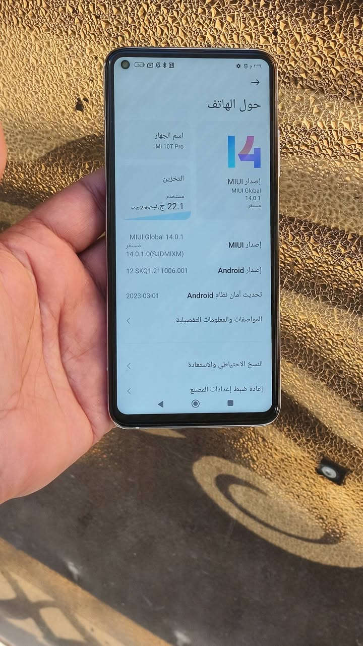 الهاتف الموجود في الصورة هو Xiaomi Mi 10T Pro 5G. يتميز هذا الهاتف بكاميرا خلفية ثلاثية، تبلغ دقة الكاميرا الرئيسية فيها 108 ميجابكسل، ويدعم تقنية الجيل الخامس (5G).
تشمل مواصفاته الرئيسية ما يلي:

الكاميرا: إعداد كاميرا خلفية ثلاثية (رئيسية 108 ميجابكسل، واسعة جداً 13 ميجابكسل، ماكرو 5 ميجابكسل) مع دعم تسجيل فيديو بدقة 8K، وكاميرا أمامية بدقة 20 ميجابكسل.

المعالج: يعمل بمعالج Qualcomm Snapdragon 865 القوي مع مودم X55 لاتصال 5G.

الشاشة: شاشة IPS LCD DotDisplay بحجم 6.67 بوصة وبدقة +FHD، وتدعم معدل تحديث مرتفع يبلغ 144 هرتز.

البطارية والشحن: يحتوي على بطارية كبيرة بسعة 5000 مللي أمبير في الساعة ويدعم الشحن السريع السلكي بقوة 33 واط.

التخزين والذاكرة:  ذاكرة  256 رام داخلي 8+3 11 بوبجي 90فريم

  --------------- سعر 200قفلة نهاية غير قابل العملة بغداد رقمي بي وتساب ***********
