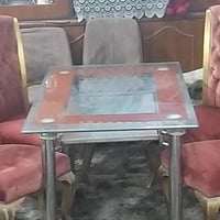 ميز طعام • نضيف