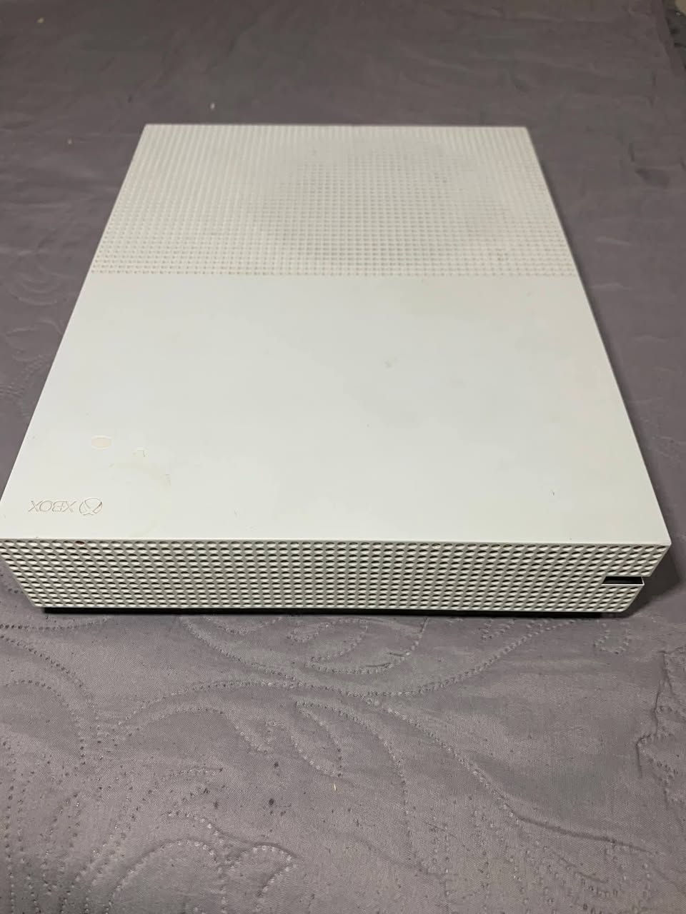 السلام عليكم
XBOX ONE S للبيع 
الجهاز يجي ويا يدتين اصلية مال شركة XBOX  
واير HDMI مال الشركة وسلك التشغيل 
السعر 150 الف 
الجهاز نظيف ويستاهل سبب البيع مشغول وما كاعد استخدمو 
المكان صلاح الدين العلم 
للتواصل *********** واتساب
