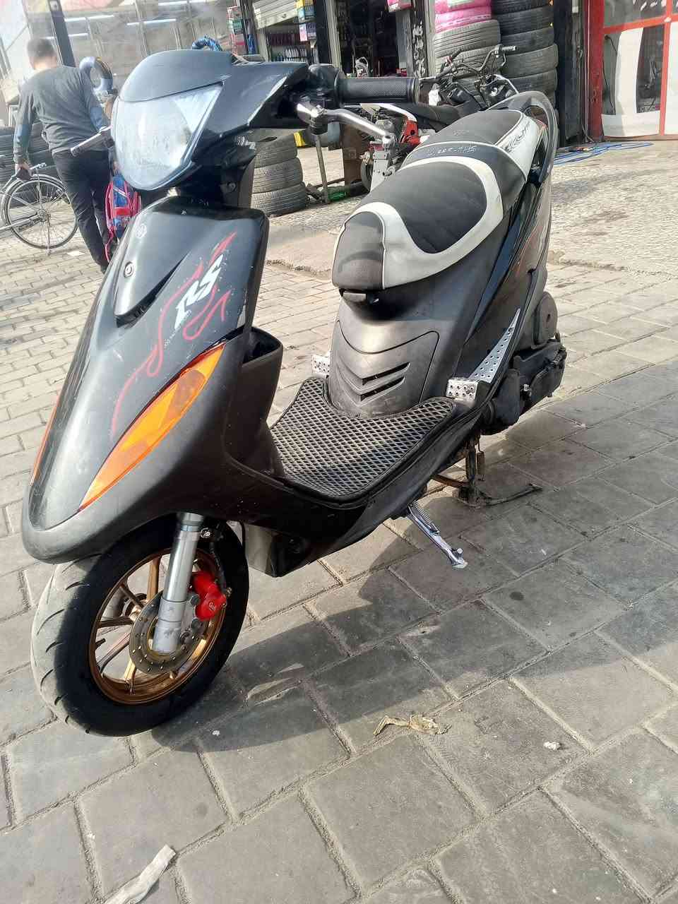 السلام عليكم ماكس عدله مال رمبه بيهه تزويد سمائي خفايف شوفت عينك وصالنصه اصليه واقيتهه كاربون ألياف والدراجه بلاديه مفتوحه السعر 900وبيهه مجال حك الجيه مكاني بغداد الامين الثانيه ***********
