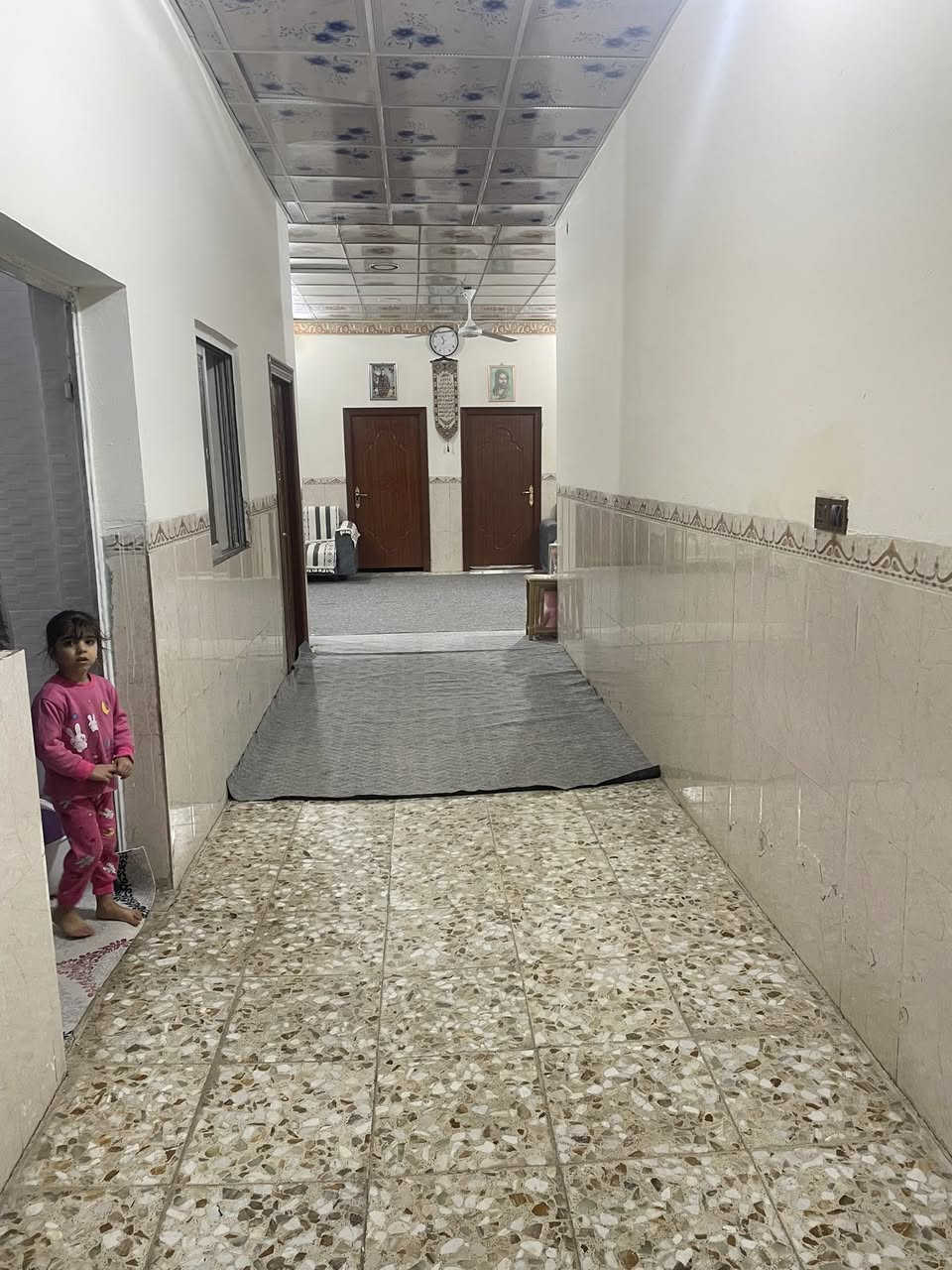 سلام عليكم 
بيت للبيع زراعي مساحة ٤٠٠ متر 
البناء ٢٥٠ متر طابوك اعكاده 
يحتوي على غرف عدد ٣ 
واستقبال وصاله ومطبخ وصحيات داخليه وخارجية 
الموقع حي الشرطة يفتح على شارع ٣٠ سايدين 
للاستفسار مراجعة مكتب عقارات الفنار 🏡 
قرب مستشفى الخضر العام (***********)
