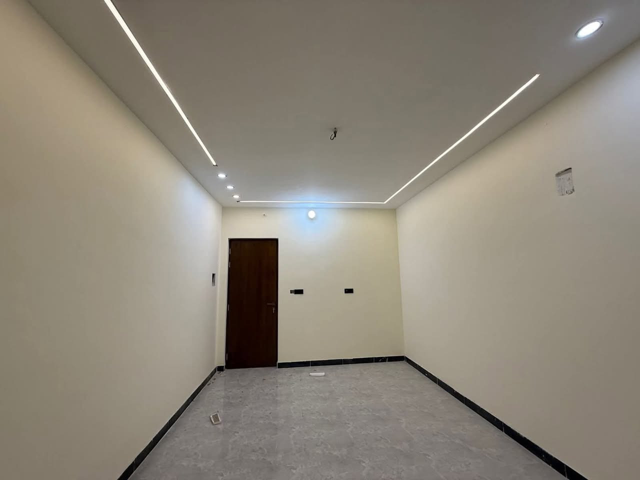 يالله مشتمل حديث للبيع
السلام عليكم 

 بيت للبيع مساحه 84وجه 4 نزال 21 
3غرف نوم خدمات 2مطبخ حار بارد 
بيتونه كبيرة سطحين مكان غساله ابواب قاصه شبابيك المنيوم ارضيه مرمر ديكورات نضام بروفايل ودبل جام بيت فول كامل حتى خط مولد بي مدخلين اضلاع مستقله مكانه الشعب ضباط الكويتي 

مكتب ارض الخيرات
***********
***********
