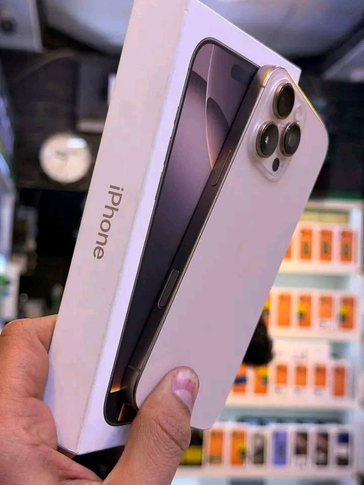 السلام عليكم 
ايفون 16 برو ماكس 256 جيجا 
صحراوي 
كامل اغراضة بالكرتون+2 كفر اصلي+لاصق شاشة 
البطارية 100 دورات الشحن 58 
ضمان ماستر باقي بالضمان ل شهر 10/2026
السعر مليون 450 الف عراقي 
المكان / بغداد السعدون 
التواصل واتس على
***********
