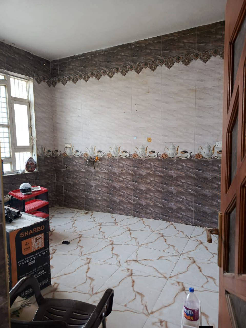 🏡 فرصة مميزة للبيع – منزل حديث في حي الباقر
📍 الموقع: حي الباقر

📐 المساحة: 200 متر مربع

🏗️ سنة البناء: 2022

✨ تفاصيل المنزل:

طابقين بتصميم مريح وحديث

4 غرف نوم

صالتين (في الطابق الأول والثاني)

استقبال عدد 2 (في الطابق الأول والثاني)

مطبخين (واحد بكل طابق)

3 حمامات (داخلي وخارجي + حمام في الطابق الثاني)

درج داخلي وخارجي

🌿 مميزات إضافية:

طارمة وحديقة جميلة

مناور عدد 2 للإنارة والتهوية الطبيعية

موقع هادئ ومناسب للعائلة

💰 مطلوب اسكان 54 مليون 

للاستفسار ***********

