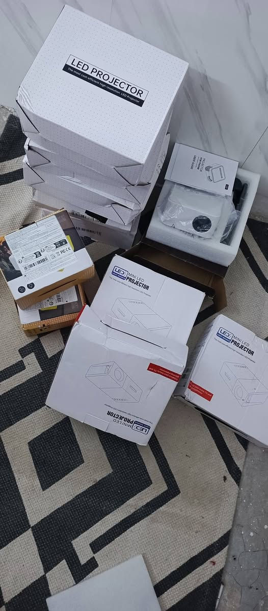 داتا شو 10قطع سعر القطعه 10ااالاف شلعه ابيع الي مهتم تواصل مع الرقم ***********
