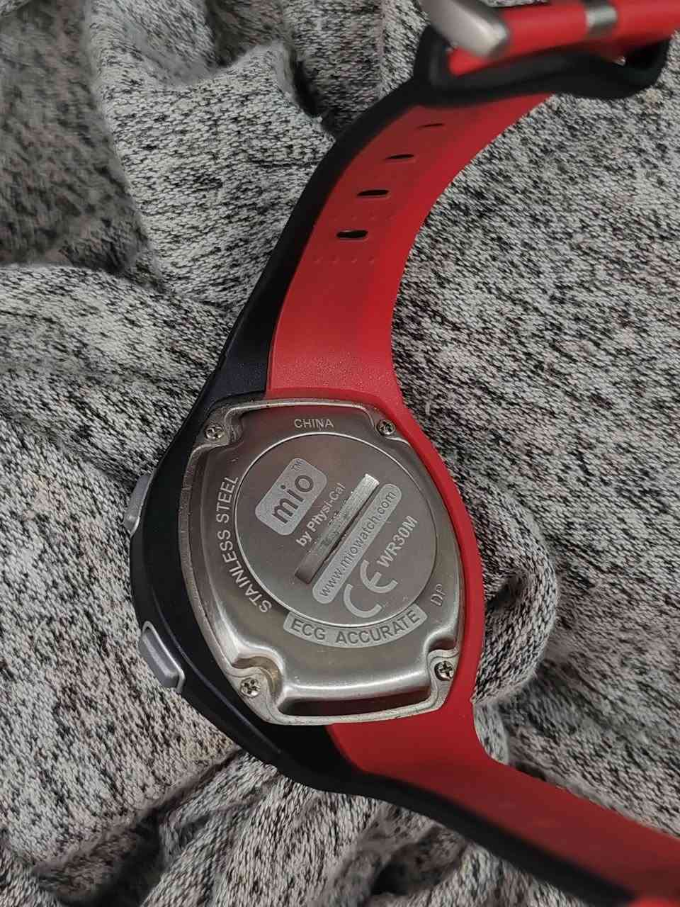 ساعة ماركة mio الرياضية
Mio
• الموديل: Drive
• النوع: ساعة رياضية رقمية
• قياس نبض القلب مباشرة من الساعة
• حساب السعرات الحرارية أثناء التمرين
• عرض نسبة نبض القلب من الحد الأقصى
• تحتوي على Stopwatch ومؤقت للتمارين
• برنامج لمتابعة حرق 3500 سعرة حرارية أسبوعياً
• عرض الوقت والتاريخ والتنبيه
• إضاءة للشاشة
• مقاومة ماء حتى حوالي 30 متر
• بطارية ليثيوم CR2032 تدوم تقريباً سنة
سعرها ٣٥ الف مكاني بغداد و موجود توصيل


**إذا كنت صاحب هذا الإعلان وتريد حذفه لأي سبب، رجاءا أرسل رسالة إلى الدعم الفني**