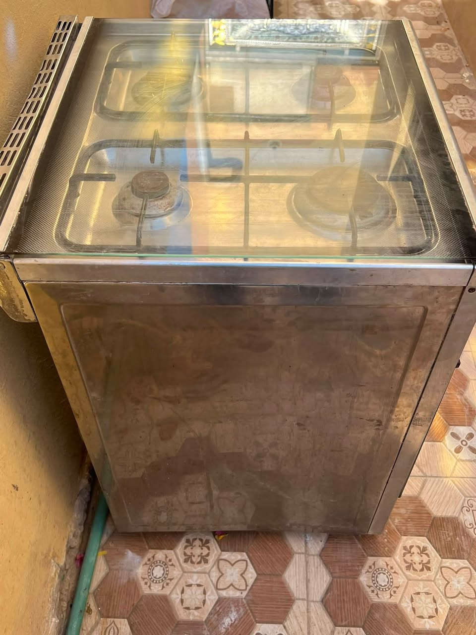 طباخ كريازي شغال كله عيون وفرن نضيف مابي ضرر وتخم تركي 10 نفرات خشب اصلي ثقيل شراي يتفصل خاص او واتساب اتصال ***********
