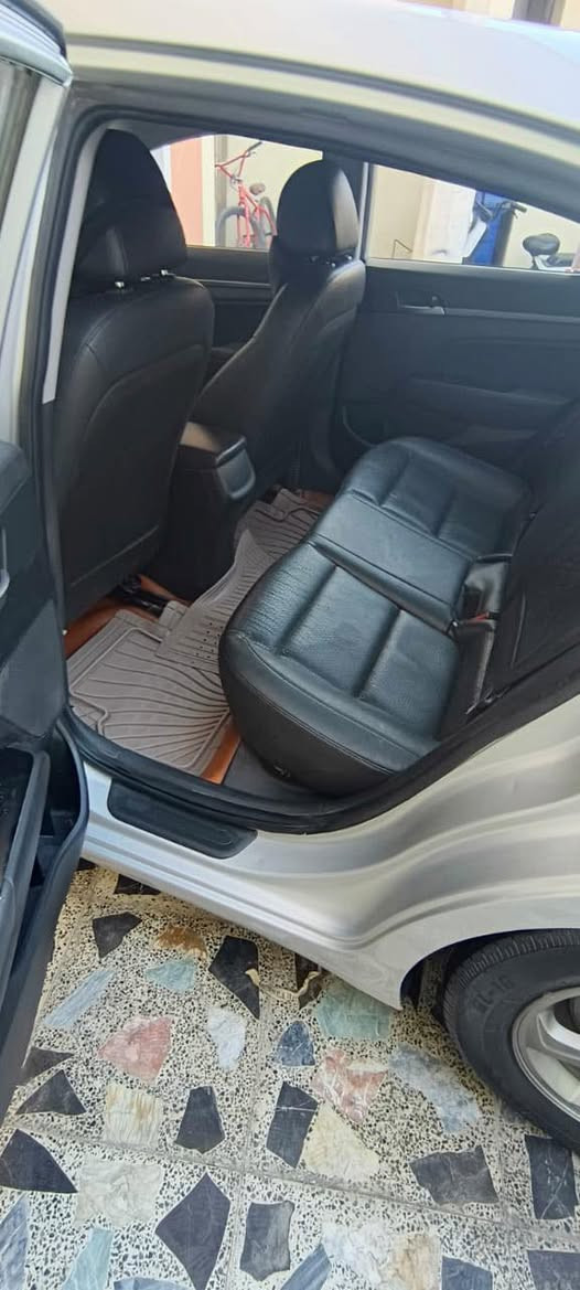 السلام عليكم للبيع أفانتي موديل ٢٠١٦ رقم بغداد الماني تحويل مباشر محرك ١٦٠٠ محرك كير ميكانيك جديد تخم تاير 
بيها ٤ قطع صبغ مكان بغداد البلديات 
السعر ١٢٠ بيها مجال 
***********
