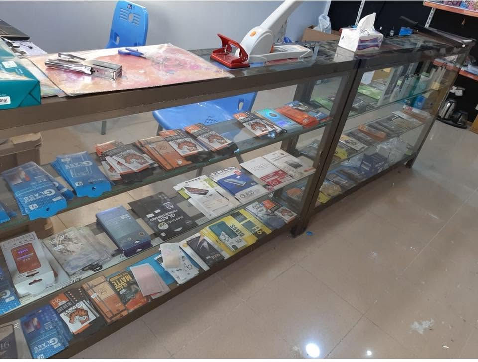 السلام عليكم
توجد باترينات او عارضات زجاجية للبيع عدد ٢ مناسبة للمكتبات والموبايلات 
طول 150
عرض 25
ارتفاع متر
السعر ٥٠ الف للواحدة 
٨٠ الف إذا اثنينهن قفل 
*********** راسلني واتساب
