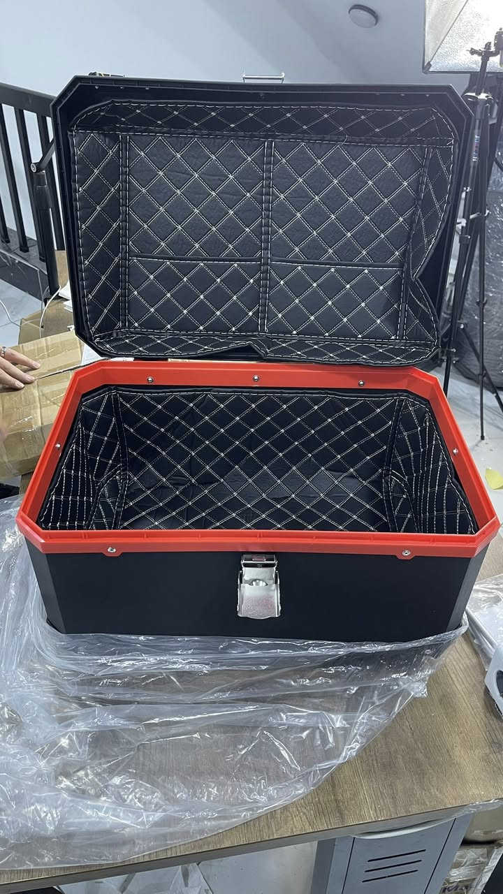 صندوق دراجة نارية حجم كبير 65 لتر 

التفاصيل:
مال دراجة نارية، النوعية الممتازة والقوية.
• الحجم: 65 لتر (حجم كبير جداً، يشيل خوذتين وبراحتك).
• الحالة: جديد (نضيف كلش ومثل ما موضح بالصور).

• المواصفات:
• قفل أصلي مع مفاتيح عدد 2.
• ضد المي (Waterproof) وعازل للرطوبة.
• زوايا محمية ضد الصدمات.
• يجي وياه يدات وشريط فسفوري عاكس للسلامة.

سعر ٨٥ الف 
توصيل موجود

@highlight


**إذا كنت صاحب هذا الإعلان وتريد حذفه لأي سبب، رجاءا أرسل رسالة إلى الدعم الفني**