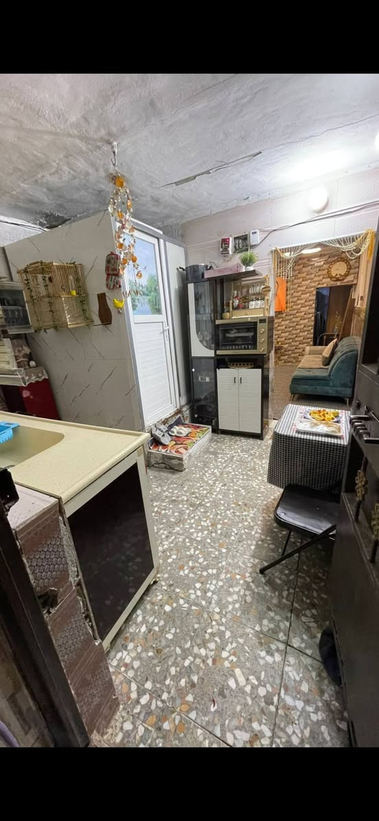 السلام عليكم بيت للبيع مدينه الصدر الدورقطاع ٤ بدايت شارع الفلاح ثاني بيت عن الشارع العام بيت جاهز للسكن المساحه ٤٨ بنا عكاده ***********
