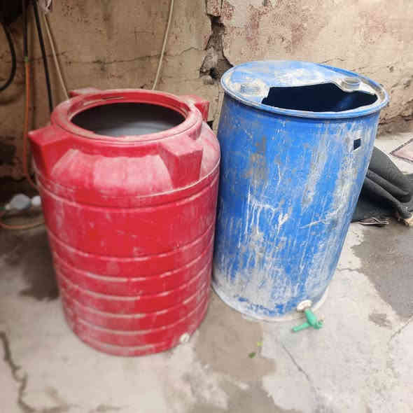 تناكي ماي عدد اثنين
مستعملات عوزهن بس تنضيف اثيناتهن يحون ربع طن التانكي الازرك شبه جيد والاحمر بحالة ممتازة بس تنضيف ويترتبن اثنينهن ب60 
مكاني بصرة عباسية 
***********
