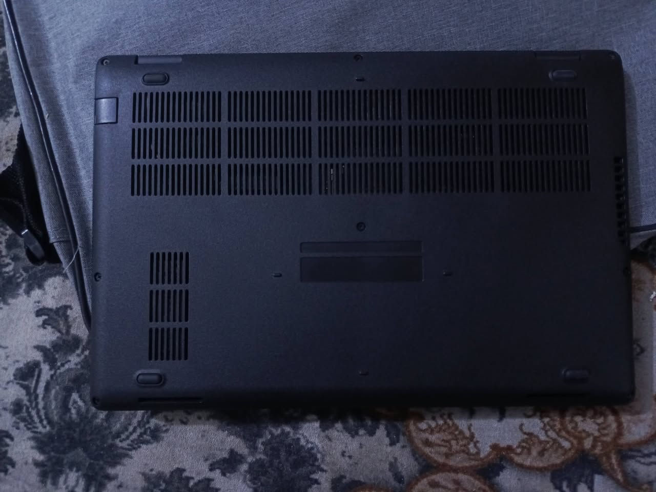 الماركة: Dell
 المعالج: Intel Core i3-8130U (جيل ثامن)
 الرام: 8GB
 التخزين: 256GB SSD سريع
 كرت الشاشة: Intel UHD Graphics 620
 حجم الشاشة: 15.6 inch
 النظام: Windows 10
 الحالة: نظيف جداً، استعمال خفيف
 مدة الاستخدام: مشتريه قبل شهر فقط
 البطارية والشاشة سليمة
 مناسب للدراسة، التصفح، الأونلاين، الزوم، الأوفيس
 السعر المطلوب: 220 الف دينار عراقي قابل للتفاوض للشراي 
تواصل ***********
 حقيبة و شاحنة و USB
