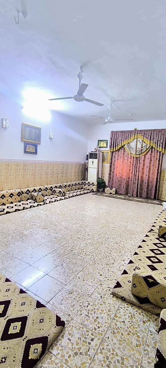 السلام عليكم 
يوجد بيت في حي السلام قرب بانزين خانه الغاضريه قريب ع الشارع العام المساحه 200متر طابق واحد بناء بلوك مكون من استقبال ومطبخ وصاله وغرفتين وصحيات داخليه وخارجيه وكراج سياره متوفره خدمات كامله بالمنطقه  كهرباء ومياه ومجاري وتبليط السعر 280 وبي مجال
للأستفسار يرجى الأتصال ع صاحب البيت *********** كربلاء, العراق
