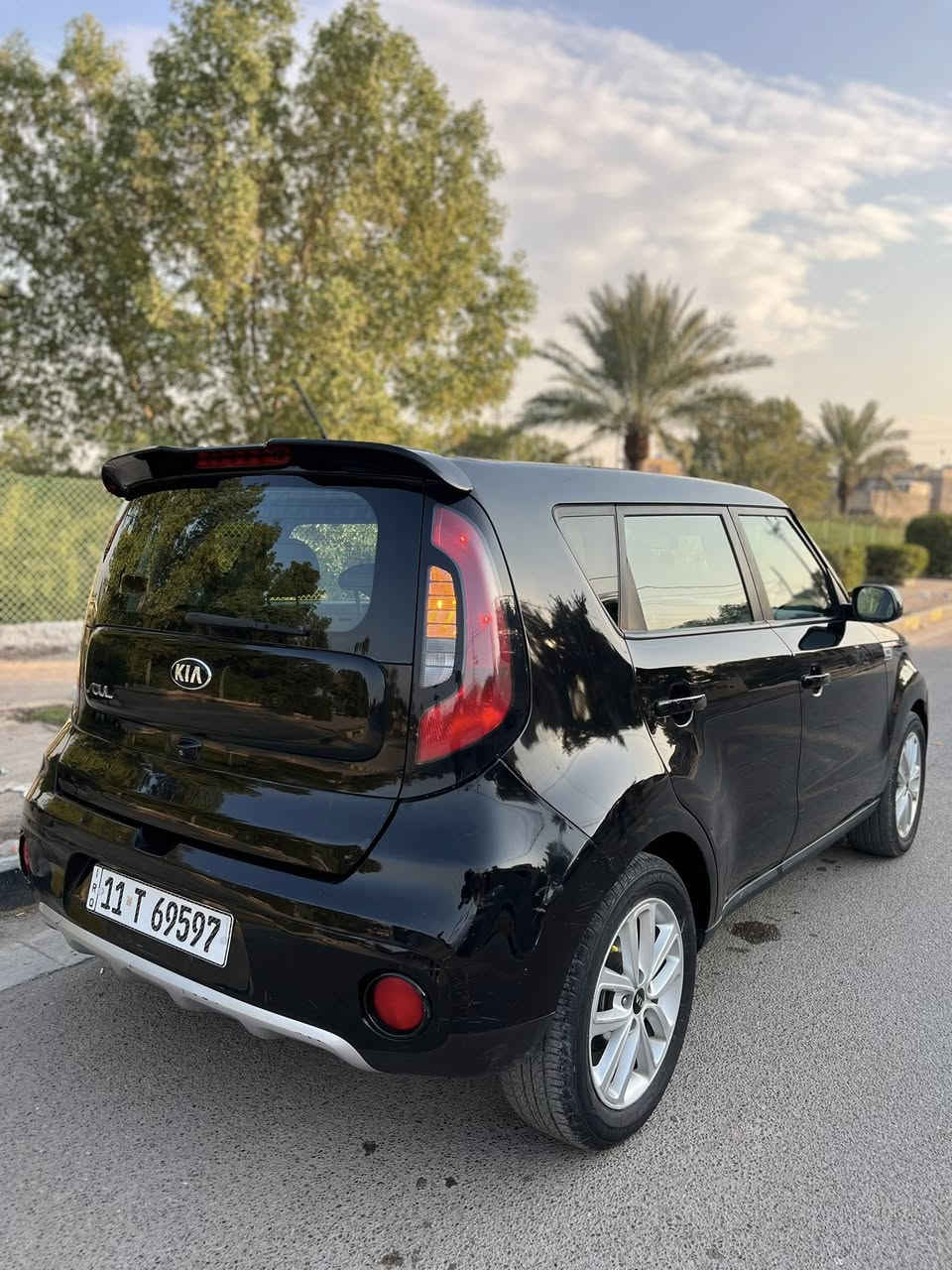 كيا صول 2018 (بدون ايرباك )
رقم بغداد انكليزي باسمي 
مكينه 2000 gdi مكفوله 
ماشيه 80 
ضرر صندوك سطحي مبدل بقطعه نفس اللون وجاملغ صبغ يعني قطعه وحده صبغ
كلشي بيهه ع وضع الشركه وبلادي 
السياره بدون اي نقص او خلل او مصرف 
مكاني بغداد 
سعرهه 128 
رقمي ***********
