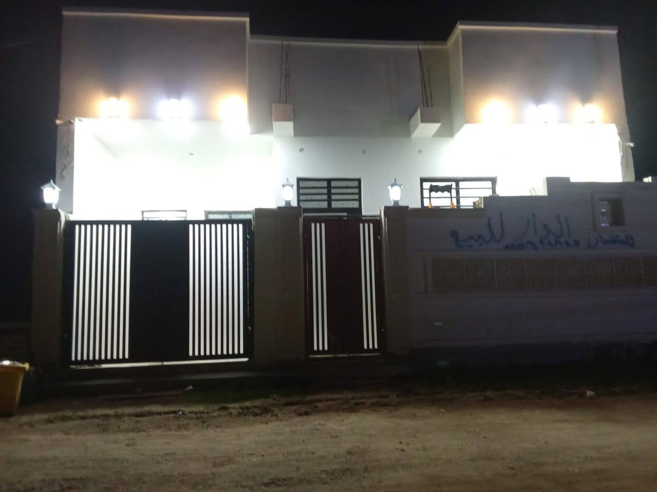 عرض ناري 
بيت للبيع المساحه 200 متر الواجهه 10 ونزال 20 متر البيت طابق واحد مع بيتونه كبيره مسكوفه بسندوش البيت بناء طابوق درجه اولى الارضيه كاشي درجه اولى السقف جبس بورك من البدايه للنهايه مع لدات كهرباء درجه اولى..تأسيس كهرباء درجه اولى كلها وايرات الفنار السعودي مع فصل السبالت والكيزرات 
تاسيس مجاري كلها درجه اولى مع ضمان الجوده مع تأسيس غاز للمطبخ الحار والبارد ..
يتكون البيت من غرفتين وصاله كبيره ومطبخ حار وبارد من ضمن الصاله وحمام داخلي ويوانيه ومدخل وحمام خارجي كلها سيراميك درجه اولى مع درج داخلي مع محجل الدرج درجه اولى 
الكرسته كلها درجه اولى البيت تم إنجازه قبل كم شهر..
وزارة البيت كلها بديل رخام درجه اولى 
عنوان البيت قرب الجسر يبعد عن شارع 60 أقل من 100 متر بشارع مكتب التقوى للحج والعمرة 
شارع البيت 10 جنس البيت زراعي مشمول بقرار مجلس الوزراء 320 وبي معامله تطويب وكشف مساح كامله باسمي 
البيت كلفني بناء وارض 110 مليون عدا ونقدا 
البيت معروض الان 87 مليون 
المنطقة طيبين وأهل الفلوجه الاصلين 
سبب البيع أقاربي بالجغيفي الثانيه واريد اسكن يمهم 
للتواصل الخاص مفتوح او الاتصال بالرقم *********** اتصال وواتساب تواصل وبيك خير وتدلل

اخوان ملاحظه مهمه البيت الأبيض الكامل هذا نموذج لبيتي عند اكمال الطابق الثاني
