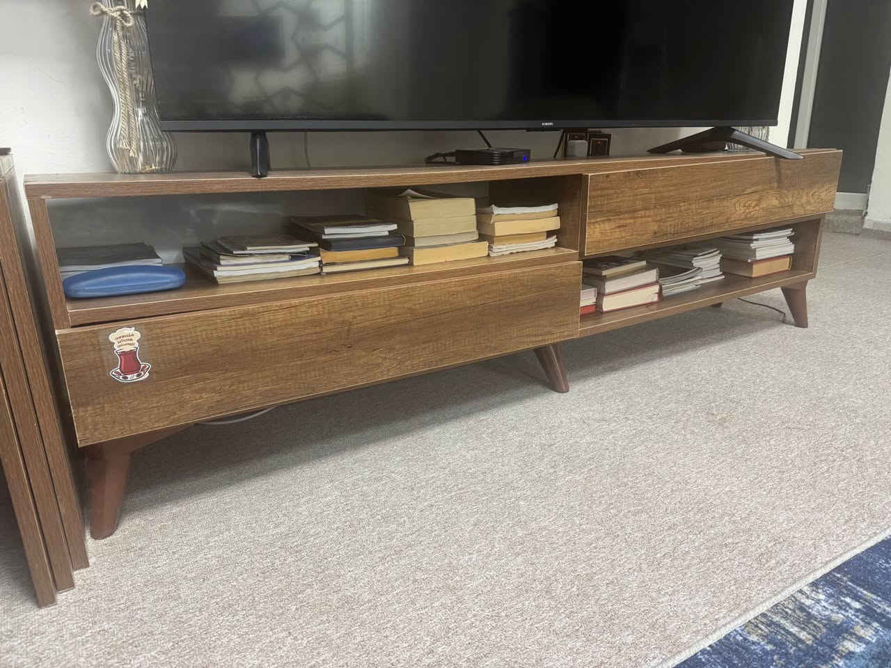 قنفات عدد اثنين تركي ونظيف جدا ويصي سرير ومريح جدا قياس مترين طول و90 عرف كامل +طخم ميز نلفزيون 180 سم مع ثلاث طبلات وطبلة وسط ومكتبه كتب نظاف جدا طخم مع القنفات نفس لون الخشب   و ميز طعام ست كراسي خشب روسي اصلي وطخم تركي  للبيع للجادين فقط 

دو قەنەی ترکی دەبێتە سیسەم زۆر پاکن لەگەڵ تاخم مێزی تلفزیون و سێ تەبلە و تەبلەی ناوەراست و مەکتەبەی کتێب وە تاخمی نانخواردن ترکی داری رروسی شەش کرسی و مێزەکە دەبێتە هەشت کرسی بۆ فرۆشتن بەپەلە تەنها بۆ کریار *********** أربيل, العراق
