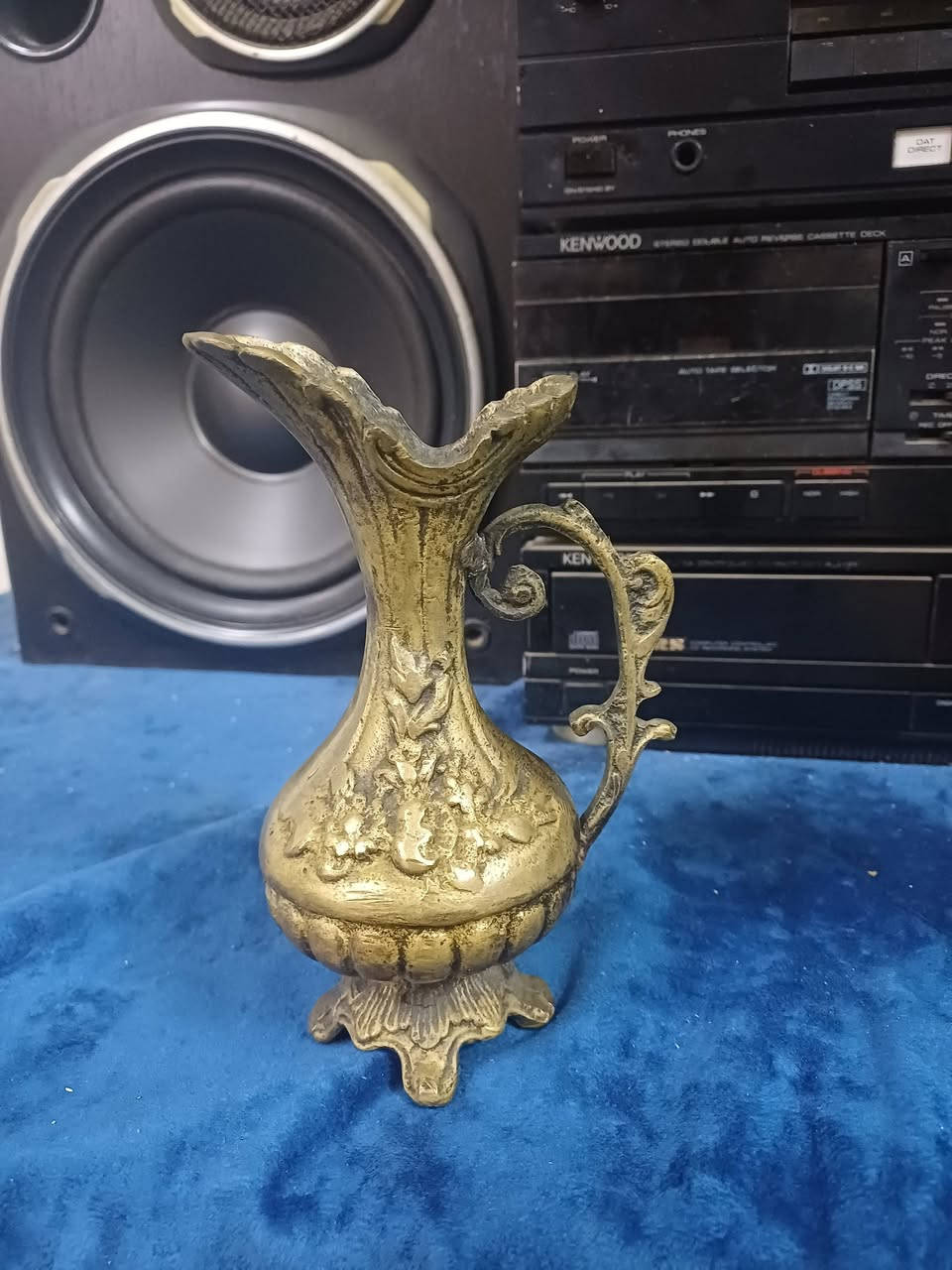 لعشاق الفخامة واللمسات التراثية.. طقم زينة ملكي مميز للبيع ✨
للبيع طقم ديكور تراثي كامل مكون من 3 قطع (إبريق ملكي مميز بالوسط مع مزهريتين جانبيتين متناسقتين).
​ مصنوع من النحاس الأصفر (البرنج) الثقيل، وله لمعة كلاسيكية معتقة.
 يتميز بنقوش بارزة غاية في الجمال والروعة مستوحاة من الستايل الكلاسيكي القديم، تضفي هيبة وفخامة للمكان
السعر 75الف الخاص مفتوح


**إذا كنت صاحب هذا الإعلان وتريد حذفه لأي سبب، رجاءا أرسل رسالة إلى الدعم الفني**