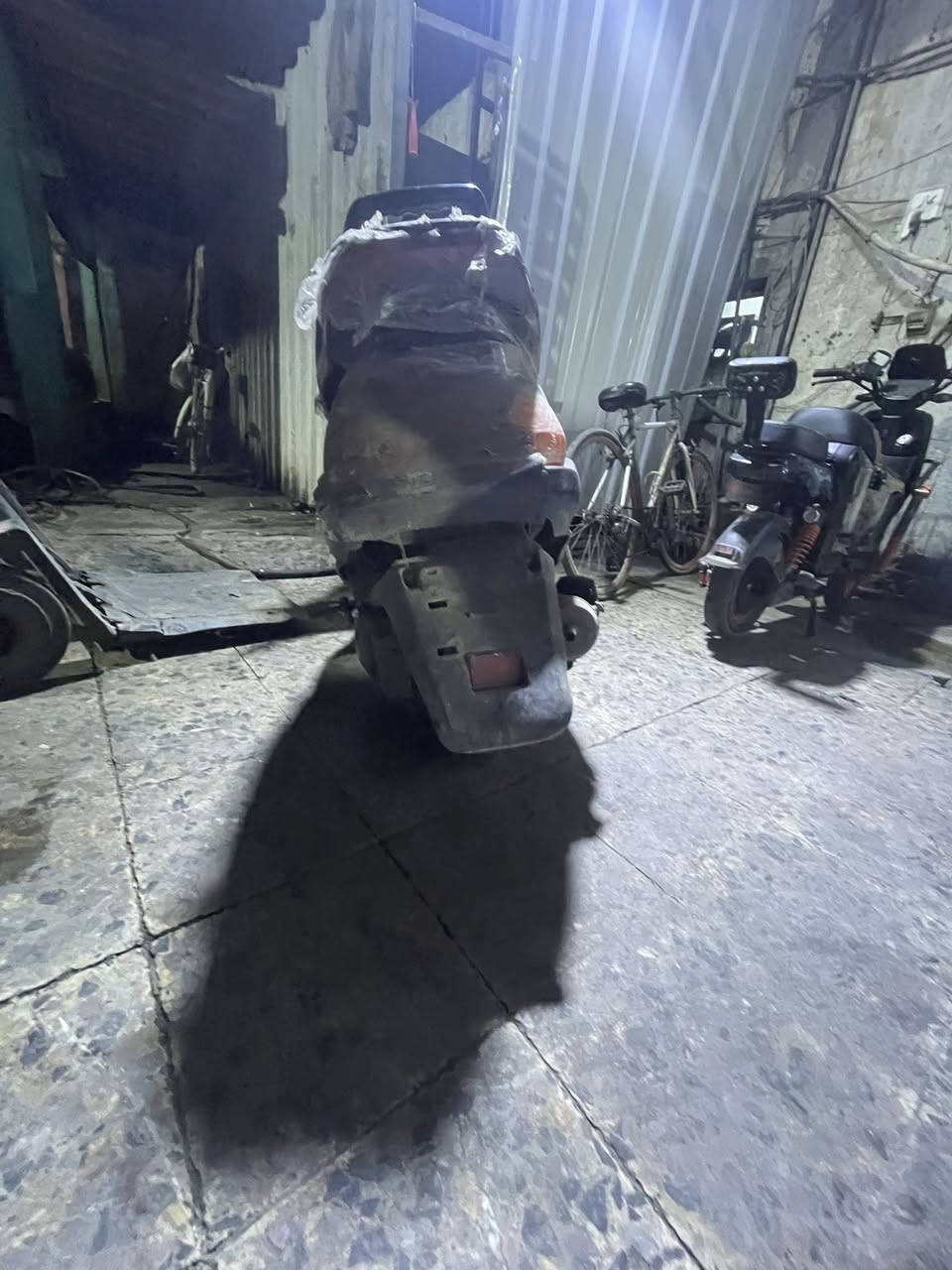 فضائي نكره سلف مكفوله  كفرات حلوه يرادلها غسله كلشي بيها بلادي نقص بس بس بريكات سعرهن قليل سعر دراجه 300 وبيها مجال لل شراي *********** مكاني بغداد كريعات
