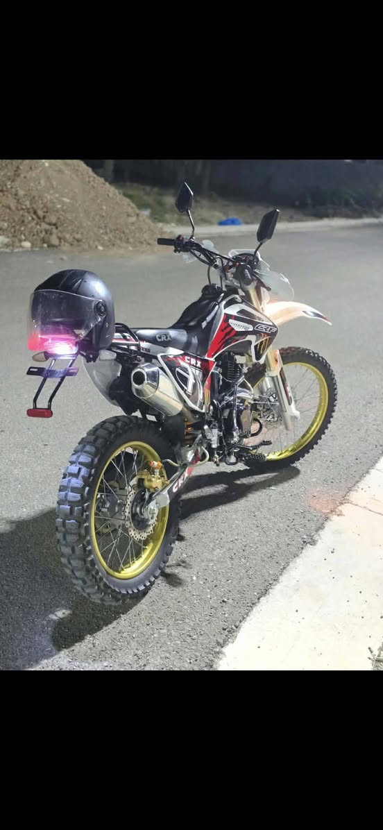 سلام عليكم دراجه قفاز موديل 2025 للبيع نوع الدراجه CRX 250 الدراجه جديده و نضيف ال شراي يتصل عل رقم  ***********
