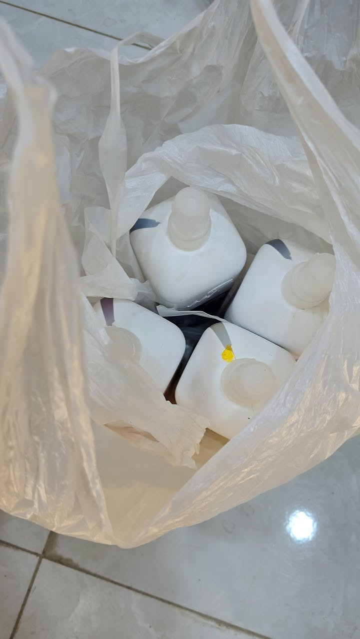 بيع طابعة   مع احبار
الاستخدام اقل من شهر 
سبب البيع :  لدينا اكثر من طابعة
 السعر  مع الاحبار 340 واكو مجال

مواصفات
📌 الطراز: Brother MFC-T930DW
📌 النوع: طابعة بخزان حبر قابل للتعبئة + ماسح ضوئي + ناسخ + فاكس (All-in-One) �
📌 وظائف: طباعة – مسح ضوئي – نسخ – فاكس �
📌 تقنية الطباعة: خزان حبر (Ink Tank) �
📌 سرعة الطباعة: ~17 صفحة/دقيقة (أسود) و ~16.5 صفحة/دقيقة (ألوان) �
📌 دقة الطباعة: حتى 1200 × 6000 dpi (جودة عالية) �
📌 الطباعة على الوجهين: تلقائية (Duplex) �
📌 سعة الورق: حتى 230 ورقة (150 + 80) �
📌 ماسحة ضوئية: حتى 1200 × 2400 dpi �
📌 وحدة تغذية المستندات التلقائي (ADF): نعم، حتى 20 ورقة �
📌 الاتصال: USB 2.0، Wi-Fi، Wi-Fi Direct، Ethernet �
📌 شاشة: شاشة LCD ملونة صغيرة للتحكم بالإعدادات �
📌 الأبعاد والوزن: تقريبًا متوسطة الحجم وخفيفة لاستخدام منزلي أو مكتبي �


**إذا كنت صاحب هذا الإعلان وتريد حذفه لأي سبب، رجاءا أرسل رسالة إلى الدعم الفني**