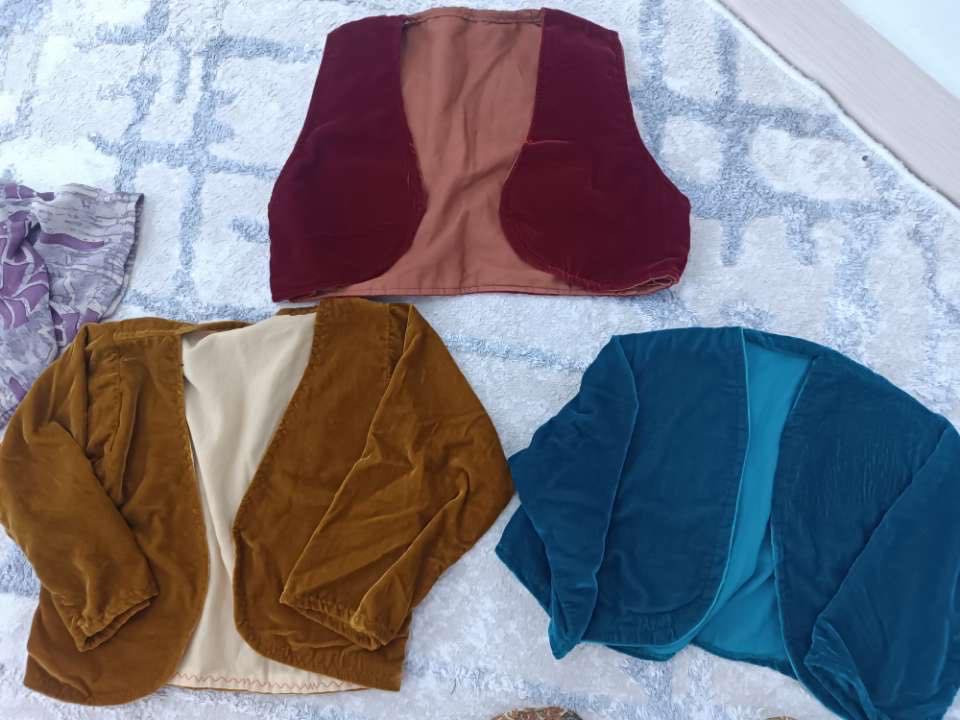 هاورییان  هەمو ئەم جلانەی لەم رەسمانە دیارە هەمو بابەتێکی تیایە  تازەو پاکو خاوێنن کەم بەکارهاتوون نرخی هەموی بەیەکەوە ٣٠ هەزار  نرخەکەی لە جاو جلوجانتاو لەچکەکان  هیج نین موشتەریەک هەموی بەیەکەوە بوی بە کەمتریش بۆی دانرئ شوین هەلەبجەی تازە گەیاندن هەیە


**إذا كنت صاحب هذا الإعلان وتريد حذفه لأي سبب، رجاءا أرسل رسالة إلى الدعم الفني**