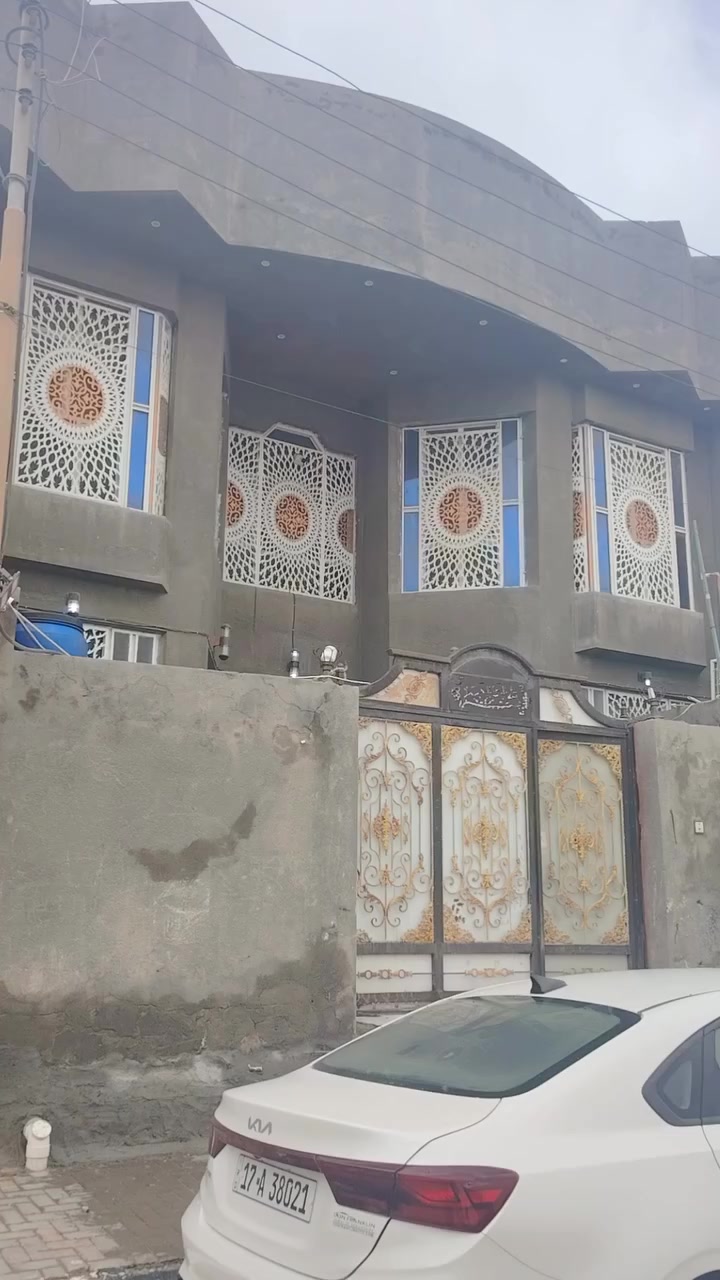 بيت طابو صرف
مساحه لبيت ٢٠٠
بناء حديث كورنكريت  ساس+ طابق اول +طابق ثاني
بناء لبيت  طابق اول كامل متكون من
2 غرف نوم
هول
مطبخ
براني
درج لف 
حمام داخلي +تواليت
مناور جانبيه عدد 2
طابق ثاني متكون
4غرف نوم
هول
ودرج  لف
حمام  أيضآ
صدح لبيت شتايكر
بيت كامل مكمل

عنوان حي زهراء قرب مدرسه صينيه يم مدرسه غزه
قرب ماركه ال حسن 
استفسار صاحب العقار
***********  انه بخدمه
