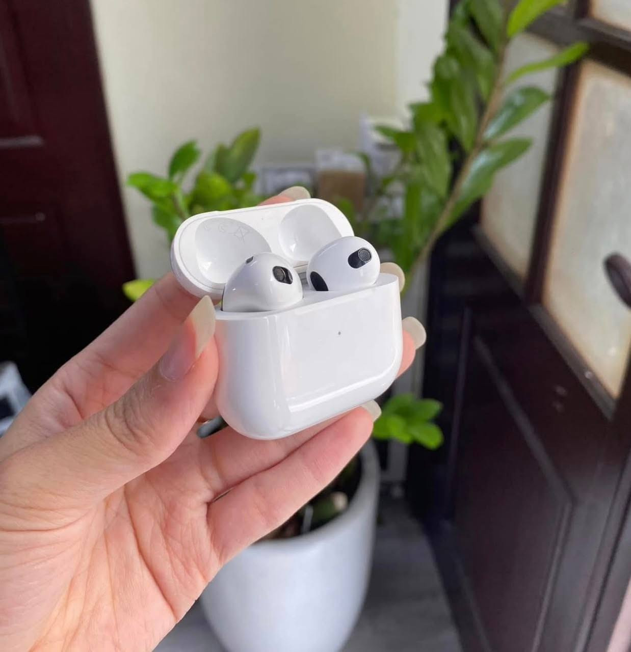 سماعات باله أمريكي Air pods 3 الحديث
اصلي باله أمريكي ، باله مستعمل بس كلش نظيف وياه حافظة جلد مع كيبل كتان 
ما مفتوح ولا مصلح بطارية قوية صوت قوي 
بإمكانك تفحص قبل الدفع ، اصلي باله 
سعره 20 قفل قفل توصيل مجاني  نظافة 90% قطع محدودة 
للحجز واتس اب فقط ***********
