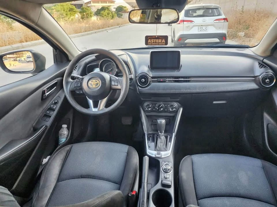 تويوتا Yaris iAموديل ٢٠١٨ وارد أمريكي 🇺🇸
* محرك 1500 سي سي (1.5L) 4 سلندر

* قير أوتوماتيك 6 سرعات
* دفع أمامي (FWD)
* شاشة وسطية 7 إنج
* كاميرا خلفية
* بلوتوث + USB + AUX
* تحكم بالدركسون
* مثبت سرعة
* تشغيل Sport Mode
* تايرات ألمنيوم قياس 16 إنج
* زجاج ومرايا كهربائية
* تكييف ممتاز
* تشغيل بالبصمة (حسب الفئة)
* نظام مانع الانزلاق (Traction Control)
* نظام الثبات الإلكتروني (ESC)
* ABS + EBD + BA
* وسائد هوائية متعددة
* نظام التحذير قبل الاصطدام بسرعات منخفضة (حسب الفئة الأمريكية)
* استهلاك وقود اقتصادي جداً
* محرك واعتمادية عالية، السيارة مبنية على منصة مازدا 2 مع محرك 1.5 بقوة حوالي 106 حصان وقير أوتوماتيك 6 سرعات.
* جاملغ وبنيد وجاملغ الثاني حادثهه طاخ الشاصي ومعدل 
هاذا رقم موبايلي وسعر ٩١ ***********فقط واتساب 
المكان بغداد حي العامل ترهم مراوس

