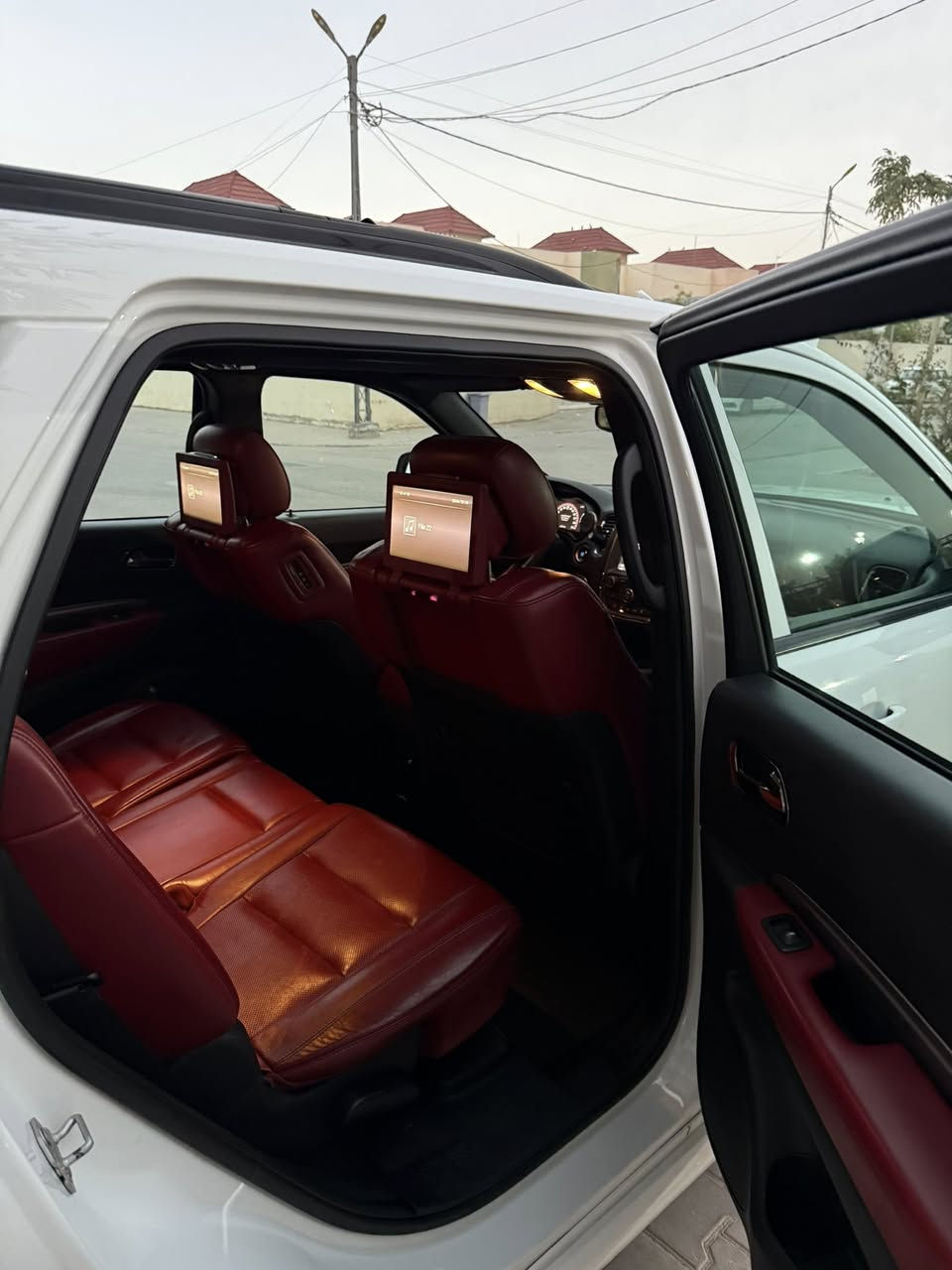 خليجي وكالة هارلم 2019
السيارة فول مواصفات محرك ٨ سلندر ٥٧٠٠ بيها فقط ربع باب السايق صبغ

للاستفسار: ***********
