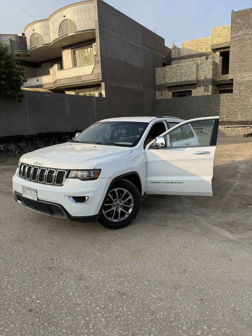 السلام عليكم جيب لاريدو 2015 وارد امريكي حادث جاملغ وبنيد وموجود صور السونار بجم محدث 22فول بدون فتحه السياره نضيفه السعر 220$ وبيها مجال العنوان بابل مسيب مكلف ب النشر رقم صاحب السياره (‭0771 615 0487‬)
