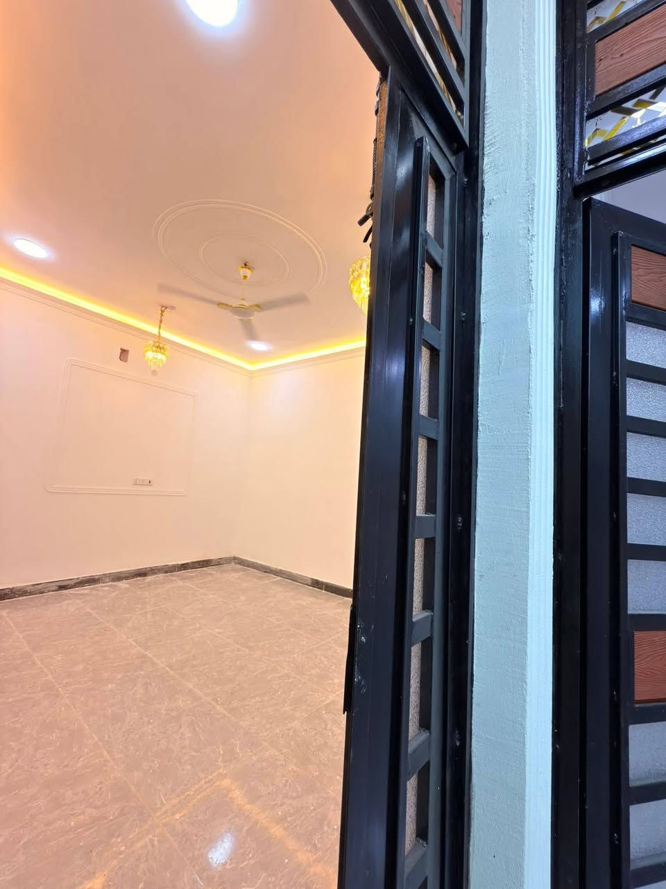 #سلام عليكم وسعد الله أوقاتكم ⁉️🤩 

#دار سكن للبيع بناء حديث 😍 

#المساحه 130 متر ركن 
#وعلى شارع تبليط 10 متر  و كافه الخدمات متوفره 

#يحتوي البيت على غرفتين نوم سويت و ديوان 
#و صاله 
و مناور 
و مطبخ 
و صحيات داخلي و خارجي بيت يخبل ماشاءالله 

#العنوان ببو الخصيب  منطقه كوت الحمداني على شارع تبليط 10 متر موقع راقي قريب على المحكمه

طابو صرف زراعي بأسم عراقي نموذج 25 راعي لارض موجود نفس 
المنطقه 

السعر 85 و قابل للتفاوض 
للاستفسار ***********
