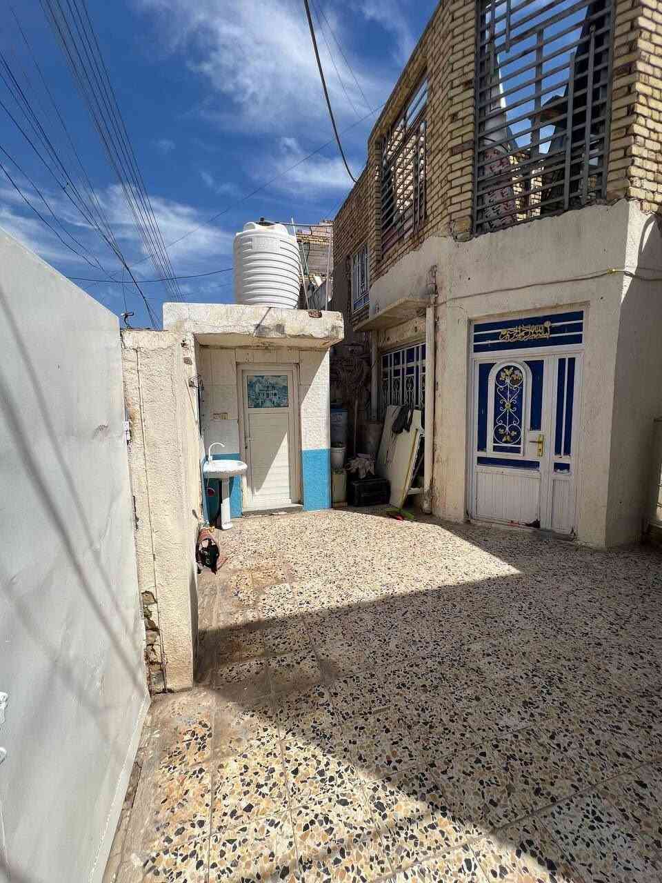 🏡 بيت للبيع – فرصة مميزة
📍 الموقع: العرضات، قرب الجامع الأزرق
📐 المساحة: 150 متر (7.5 × 20)
📄 الطابو: صرف وباسمي

🔹 الطابق الأرضي:

- غرفتا نوم
- صالة
- استقبال
- مطبخ
- منور
- صحيات داخلية وخارجية
- كراج سيارة
- تشطيب كامل كاشي وسيراميك
- بناء نظيف سنة 2011

🔹 الطابق الثاني:

- غرفتا نوم
- صالة
- صحيات جاهزة
- ديكورات وسيراميك
- غرفتان أماميتان بحاجة إلى تسقيف فقط
- السطح معزول بمادة الإيزوكام
- البناء سنة 2023

💰 السعر المطلوب: 160 مليون دينار
📌 ملاحظة: البيت عكادة، والسعر بي مجال قليل 
***********

