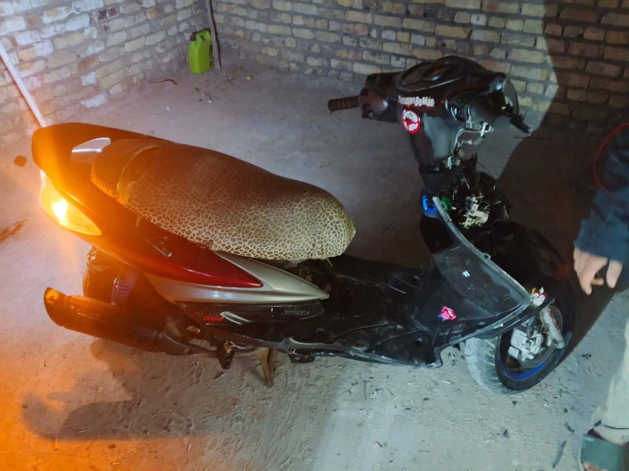 السلام عليكم دراجه سكنس فحل ياباني دراجه نضيفه وحلوه دراجه نقصه بريك خلفي بس وكفر امامي السعر 400 وبيه مجال بصيط المكان بغداد حي اور الرقم *********** اتصل وبل خدمه
