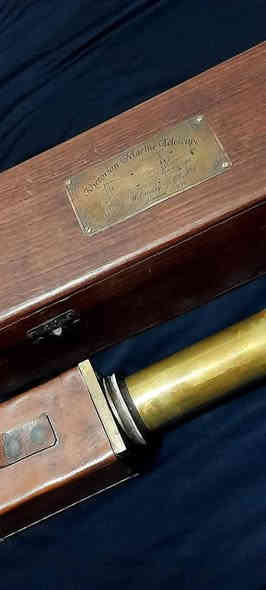 ناظور قديم ( تليسكوب ) ( سوبر انتيك ) موثق ومصنوع يدويا من البرونز ومغلف بالجلد الطبيعي صناعة يدوية تعود الى حقبة الحرب العالمية الاولى سنة 1915 مع العلبة الخاصة به وتفتح ابعاده الى ابعد من مدى اعالي البحار وتتوسع عدساته الى مدى اكثر من متر طولا ثم تغلق حسب المسافة المراد رؤيتها ،،، القطعة نادرة متحفية 

      ***********       واتساب $  فايبر
