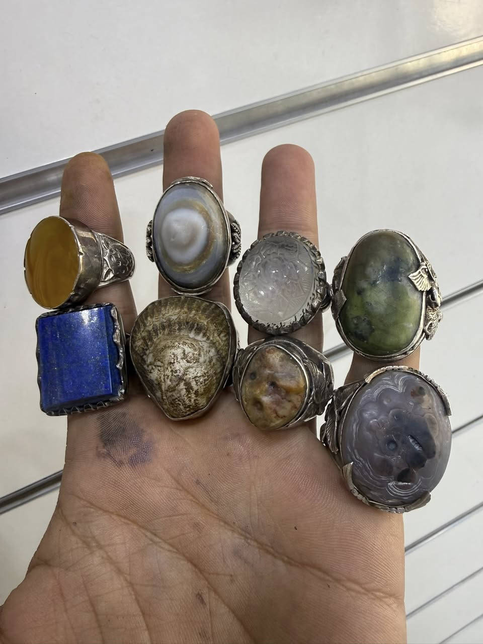 السلام عليكم محابس فضه 925 كل واحد وسعره صياغه عراقيه الي ميعرف ب اسعارهن يعبرهن جزاكم الله خير اخوتي 
عنواني بغداد التراث قرب تقاطع درويش *********** 
توصيل ماعندي
