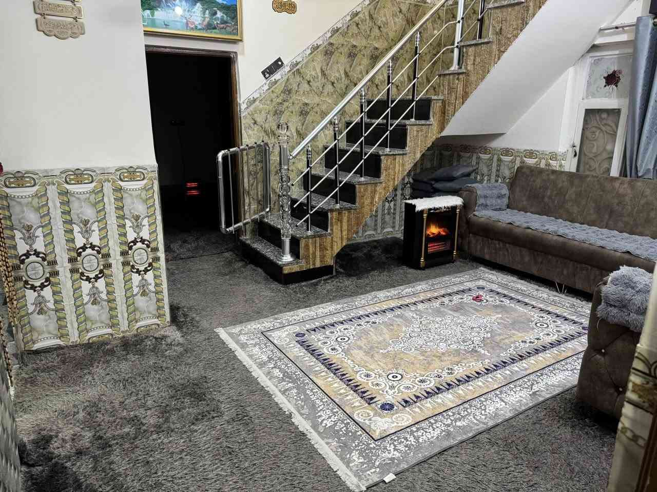 السلام عليكم بيت للبيع مساحه 200 متر غرفتين نوم ومطبخ وصاله وستقبال وهول صحيات دخليه وخارجيه البيت مرمر الارضيه الوجهيه سرميك طابو زراعي بسمي عنوان البيت شارع 80 محزم4 /*********** /*********** اتصل وتساب
