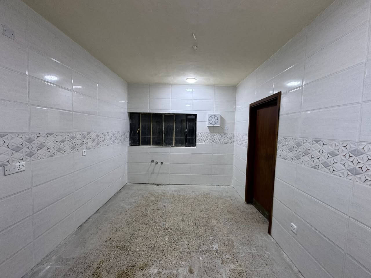 #لـلايـجـار فـي السيـديـة

بيت 180م نظيف جداً يحتوي على :
ثلاث مداخل وكراجين وحديقـة واربع غرف نوم وصالة ومطبخ وخدمات صحيـة .

لـلاستفسار : *********** متوفر واتساب .

بأمكانك عرض عقارك عندنا 
زبائننا الكرام نستقبل كافة عروضكم وطلباتكم 

#مكتب_القيسي_للعقار_والأعمار
شارع المركز مقابل مستلزمات التفاح الاخضر .
