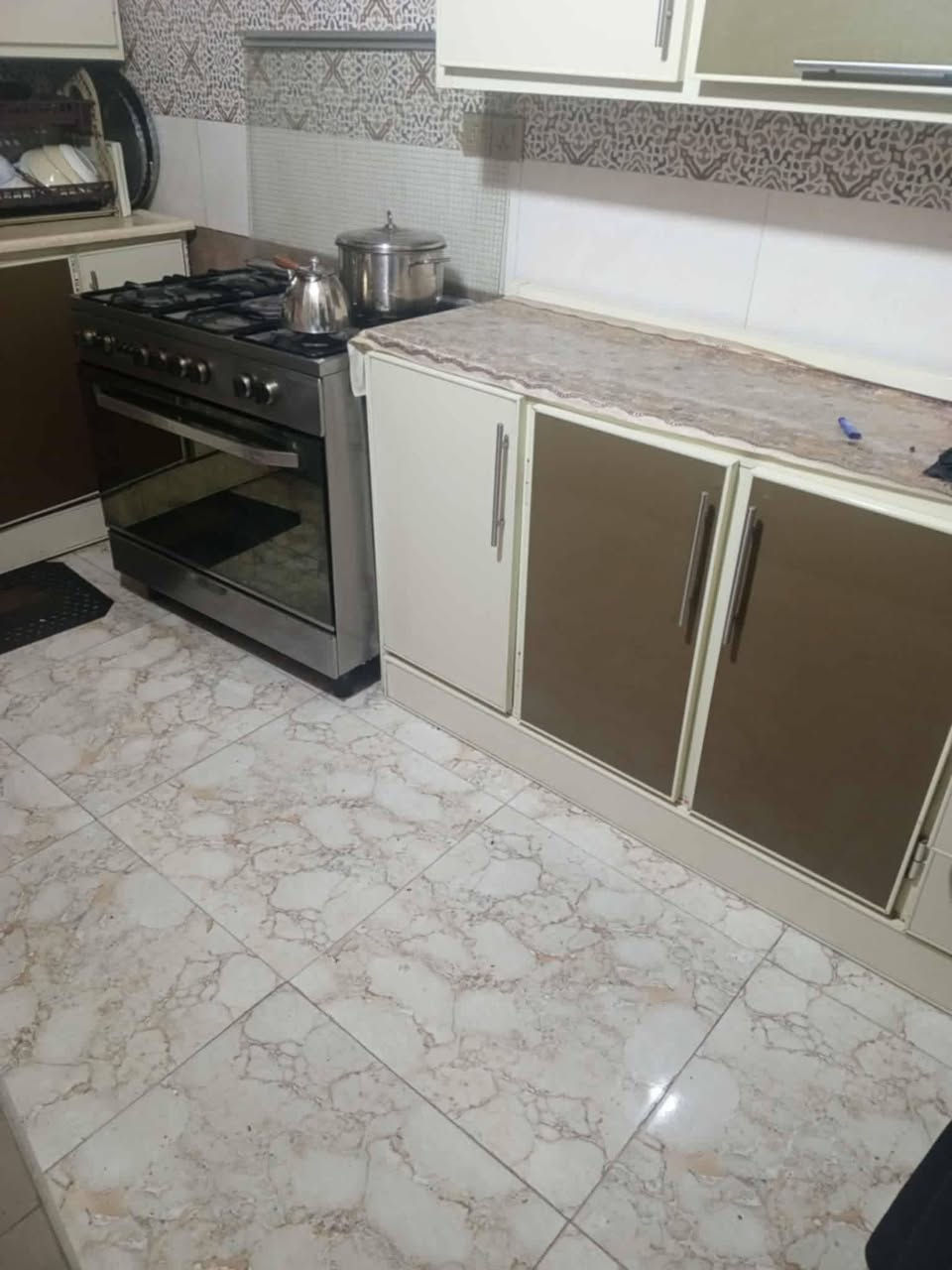 السلام عليكم بيت حي الحر قرب اعدايه اسامه بن زيد
100 متر...طابو صرف ..طابق ونص...
واجه 5ونزال 20
تحويل مباشر من صاحبة 
يحتوي

بناء طابوق 
منطقة كاملة الخدمات 
تبليط ومدارس 
طابق الاول غرفه صحيات استقبال مطبخ 
طابق ثاني يحتوي على غرفه وسطح 

١٥٠
من صاحبه مباشرة....***********
