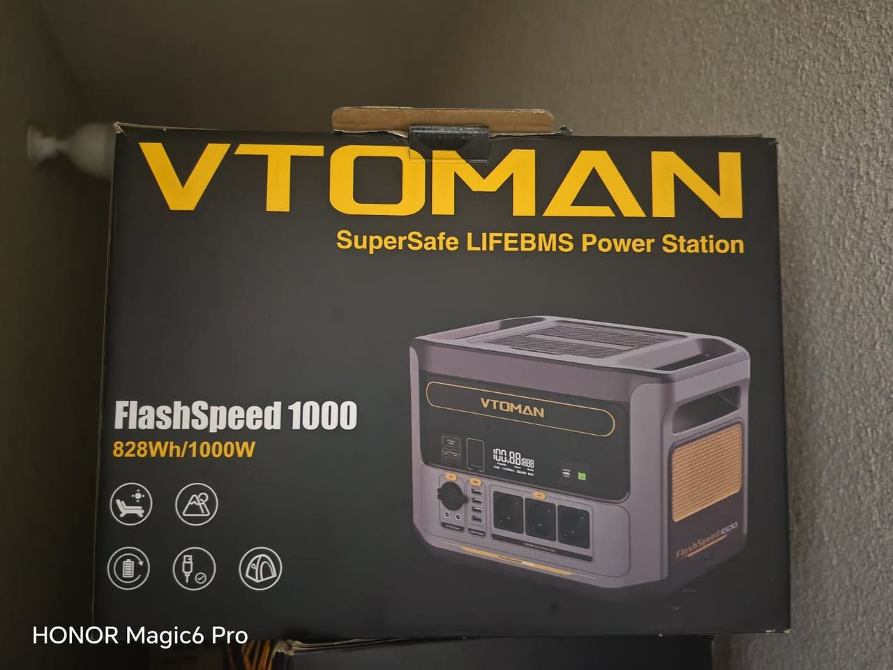 باور ستيشن طاقة: جهاز VTOMAN FlashSpeed 1000حالة الجهاز: جديد (بالكرتونة).السعر: 600,000 دينار عراقي.السعة الكهربائية: 828 واط/ساعة (Wh).القدرة المستمرة: 1000 واط (تتحمل ذروة تشغيل مؤقتة تصل إلى 2000 واط).نوع الخلايا: بطاريات فوسفات الحديد والليثيوم (LiFePO4) بعمر افتراضي يتخطى 3000 دورة شحن [1.1.1، 1.3.2].سرعة الشحن الجداري (AC): مدخل بقوة 700 واط؛ يشحن البطارية بالكامل من 0% إلى 100% في 70 دقيقة [1.1.1، 1.3.1].الشحن الشمسي: يدعم إدخال طاقة شمسية كحد أقصى 300 واط (منفذ Anderson) [1.1.1، 1.1.8].الشحن من السيارة: يدعم مدخل 12 فولت / 24 فولت بقوة تصل إلى 200 واط [1.1.3، 1.1.8].الأبعاد والوزن:الوزن الصافي: 16.96 كجم (حوالي 37 رطلاً) [1.3.2، 1.4.2].الأبعاد: 39.3 × 27.9 × 26.9 سم.وظيفة UPS: تفعيل تلقائي للطاقة البديلة خلال أقل من 20 مللي ثانية عند انقطاع التيار [1.1.5، 1.3.4].توسعة السعة: منفذ مخصص لربط بطارية إضافية لزيادة السعة الإجمالية حتى 2376 واط/ساعة.خاصية الطوارئ للسيارات: يدعم ميزة بدء تشغيل محرك السيارة (Jump Starter) بجهد 12 فولت [1.1.1، 1.3.2].عدد منافذ الإخراج: 12 منفذ تشمل [1.3.2، 1.4.3]:3 منافذ كهرباء AC (تيار متردد) [1.1.5، 1.3.2].منفذين USB-C بتقنية الشحن السريع بقوة 100 واط.4 منافذ USB-A [1.1.5، 1.3.5].منفذين تيار مستمر DC (5521) بجهد 12 فولت [1.3.1، 1.3.5].منفذ ولاعة السيارة بجهد 12 فولت.نظام الأمان: مجهز بنظام حماية LIFEBMS المدمج لتنظيم الجهد، والحرارة، ومنع الارتفاع المفاجئ في التيار أو الماس الكهربائي [1.1.1، 1.3.2].هل ترغب في إضافة تفاصيل إضافية للإعلان مثل توفر التوصيل للمحافظات أو معلومات الاتصال الخاصة بك؟


**إذا كنت صاحب هذا الإعلان وتريد حذفه لأي سبب، رجاءا أرسل رسالة إلى الدعم الفني**