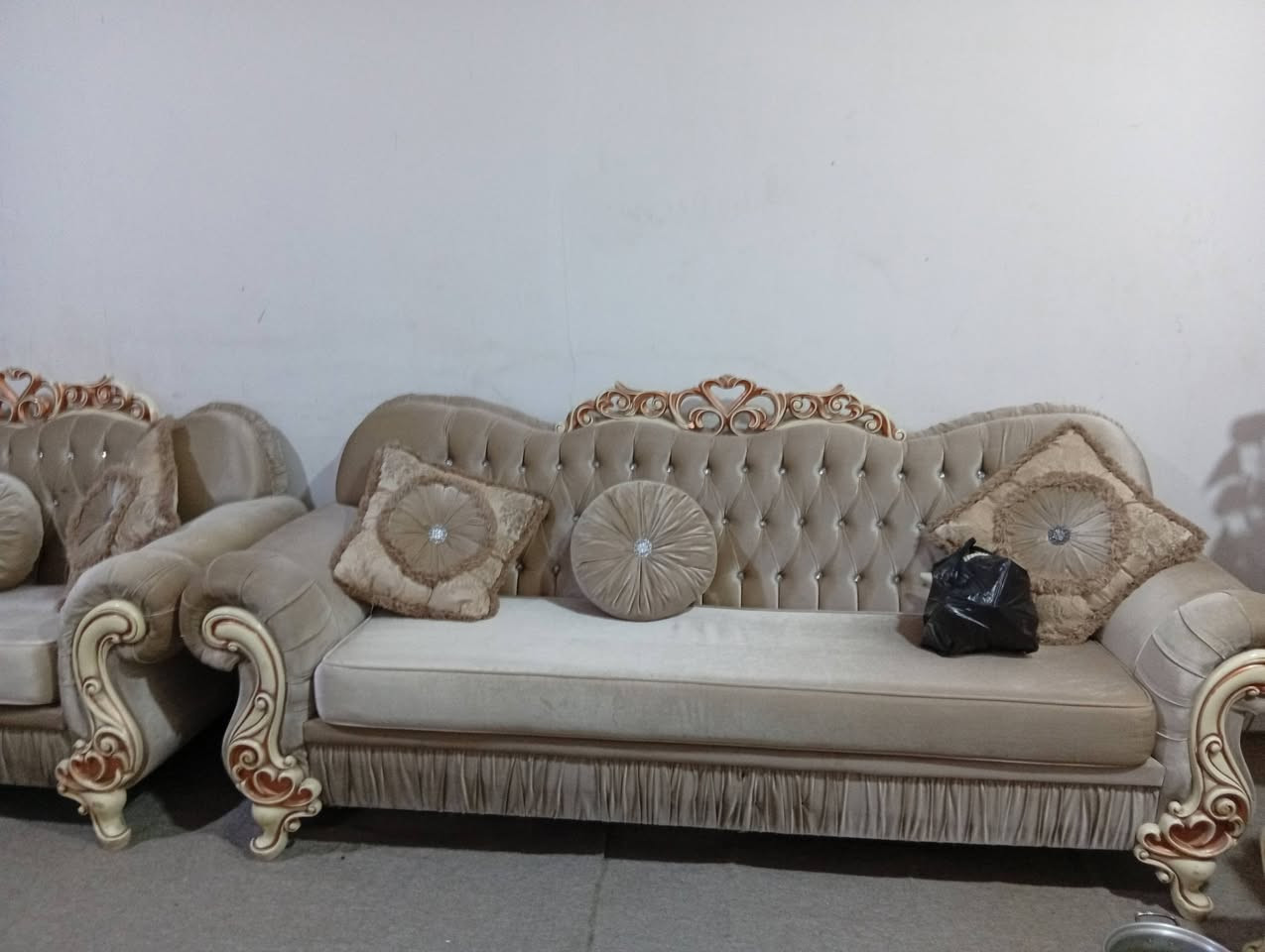 تخم عشر مقاعد نظيف جدا السعر 750 وبي مجال قليل مكانه الدبلة ***********
