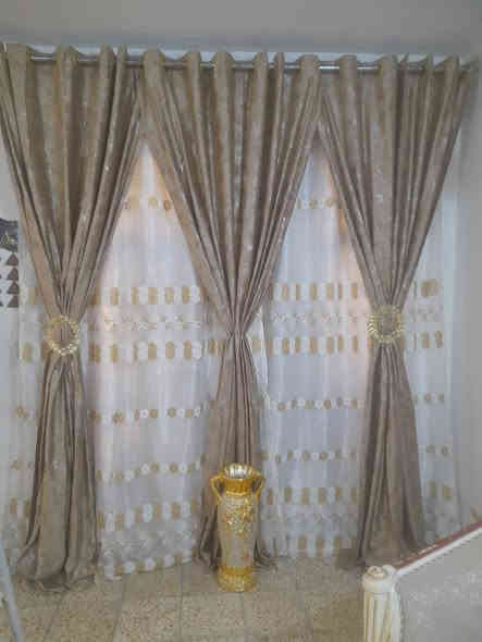 تخم مصري خشب زان كلش ثقيل مع ستائر كلهم بمليون وبي مجال بسيط مكاني حي البساتين للاستفسار الاتصال ***********
