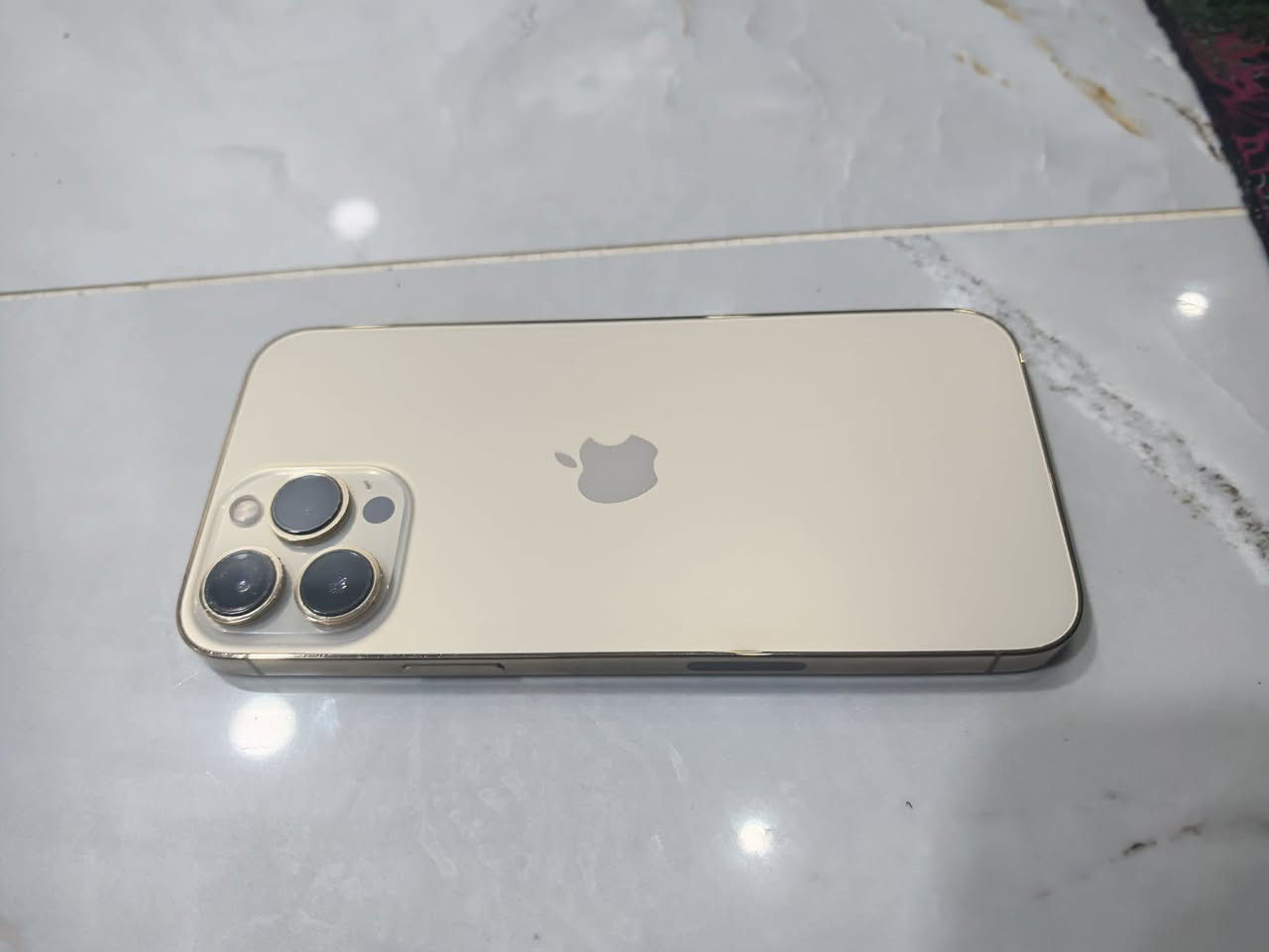 للبيع: آيفون 13 برو ماكس (iPhone 13 Pro Max)
الذاكرة: 256 جيجابايت.
*النظافة الخارجي: نظيف  وبحالة جيد 
*البطارية: 100% (مستبدلة جديدة وأداؤها ممتاز).
*الشاشة: مستبدلة والشاحن وكل ميزات الجهاز شغال  (الفيس آيدي   تمام).
*الكاميرا فقط الرئيسية شغاله 
*السعر: 465 وقابل للتفاوض البسيط للجادين.
مكان بغداد
***********
