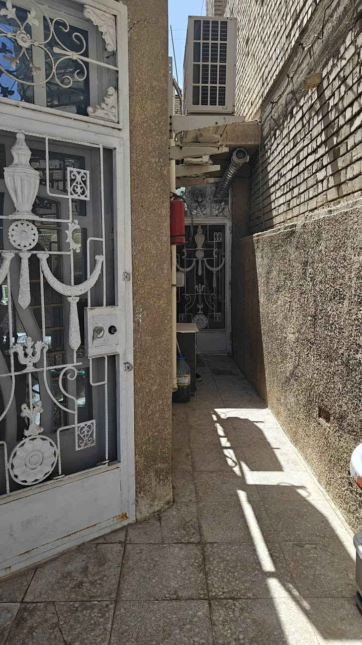 السلام عليكم 
بيت 100 متر  5x20  طابق واحد زراعي حجي جعفر فرع مدرسة البستان قرب اسواق حازم 
خدمات كاملة تبليط مجاري مي محولتين كهرباء 
البيت بدون شتايكر وستارة
الكاشي مثل مموضح بالصورة واكو مكانات بيهه رطوبة
للاستفسار ***********
السعر 110 مليون
