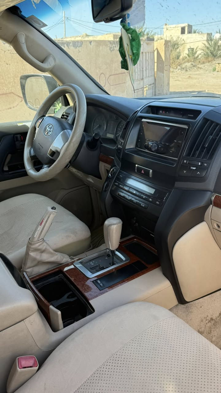 سلام عليكم
للبيع لاندكروز Gxr محرك 6 سلندر 
موديل 2015 بريم  رقم بغداد الدولي 
كير ومحرك وصدر مكفول 
 تخم تاير جديد شركةاصلي استخدام 
شخصي 
السياره كفاله عامه 
ماشيه 170 قابل لزياده
المكان السماوة 
 للاستفسار الاتصال على الرقم ***********
